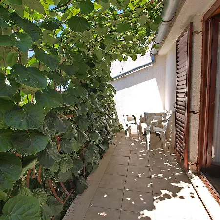 Apartment Mate 909